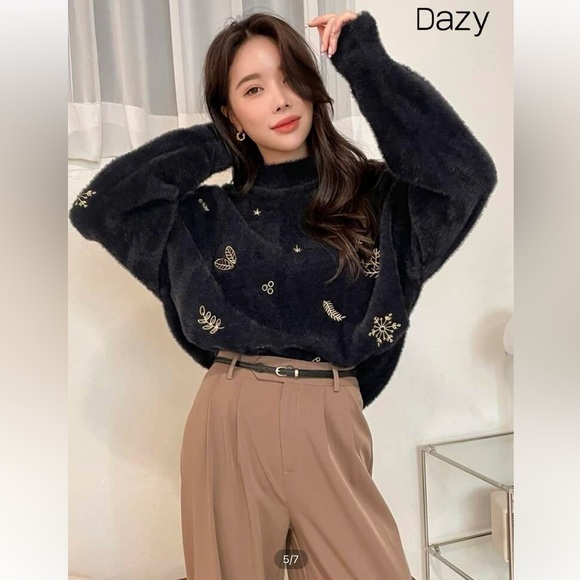 Dazy Christmas Embroidered Mock Neck Drop Shoulder Fluffy Knit Sweater Sz L NWOT - Picture 8 of 16